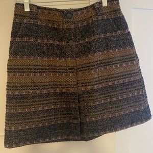 Club Monaco tweed skirt with brass button details. Size 6